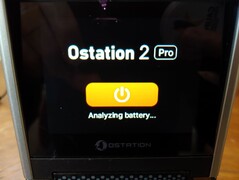 Pressing the power button for ten seconds ejects all batteries. (Image source: Notebookcheck)