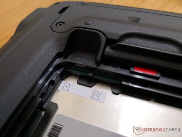 Baterai harus terlebih dahulu dilepas jika mengakses slot nano-SIM opsional