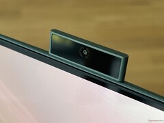 Honor's MagicBook Art 14 comes with an unusual camera that delivers the usual pale, weird colors (Image source: Notebookcheck)