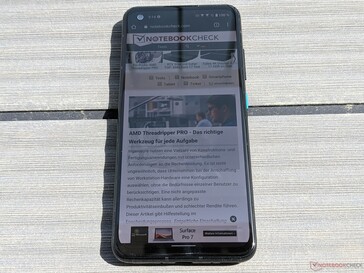 Asus Zenfone 8 in outdoor use