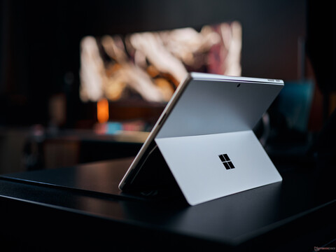 Lunar Lake vs. Snapdragon inside a convertible - Microsoft Surface Pro OLED for Business review