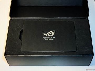 Asus ROG Astral GeForce RTX 5080 OC: Packaging