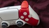 A red stripe across the right handle and shoulder pays tribute to Kratos' omega tattoo. (Image source: PlayStation)