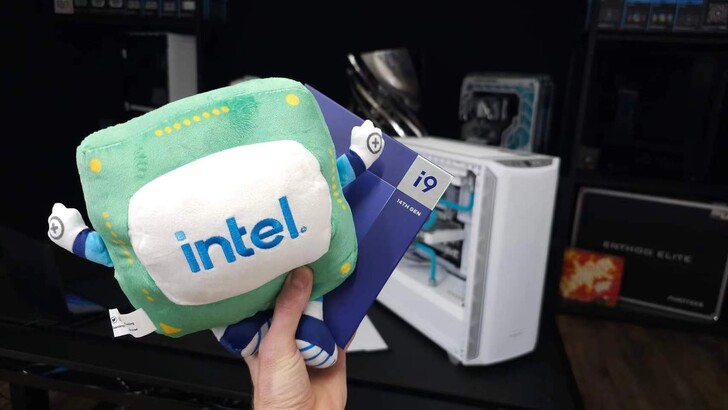 Intel review package. (Image source: @9550Pro)