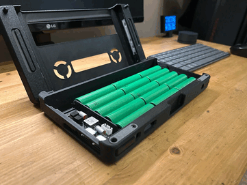 Legion Go Laptop battery pack under the keyboard. (Image source: u/MysteriousAlarm897 on Reddit)