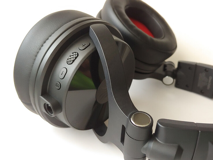 Large control buttons on the right earcup. (Image source: Notebookcheck)
