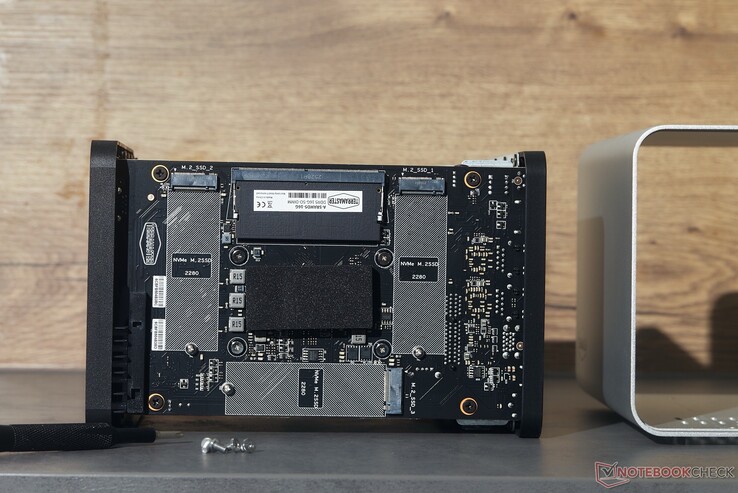 To access the RAM and the three SSD slots, you only need to remove four screws.