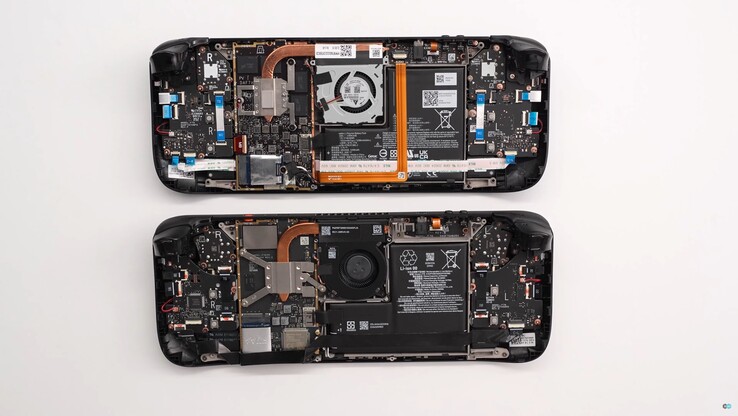 The Steam Deck (top) has a 20% smaller battery than the Steam Deck OLED (bottom). (Image: Dave2D)