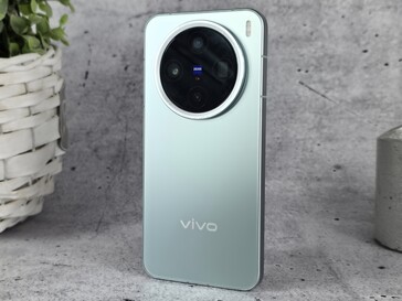 Review of the Vivo X200 Pro Mini. (Image source: Marcus Herbrich)