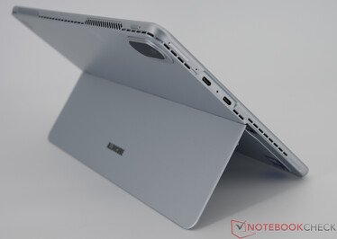 Left: Volume rocker, 2x USB-C 3.1 Gen.1 (full-function (USB3.0/2.0, RJ45, HDMI)