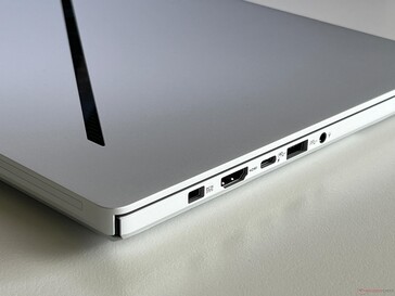Asus ROG Zephyrus G14 (2025) ports on the left side. (Image source: Notebookcheck)