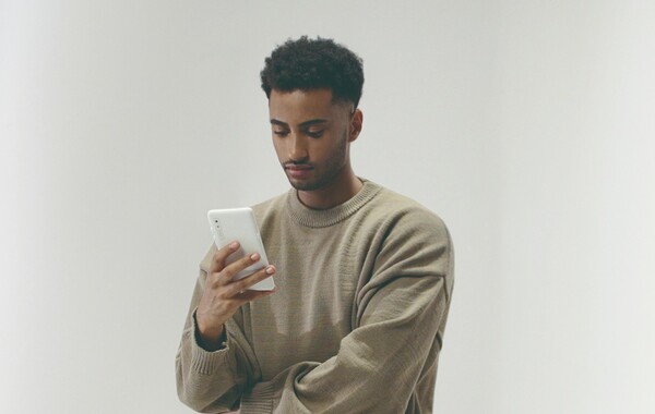 The BOOX Palma 2's phone-like design makes it great for one-handed use. (Image source: BOOX)