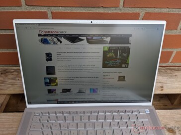 Dell Inspiron 14 7400 - Outdoor use