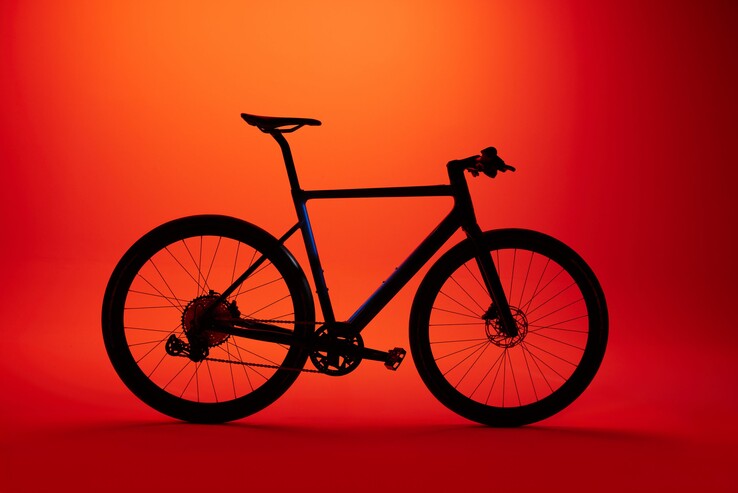 The bike is available with a flat handlebar... (Image source: Desiknio)