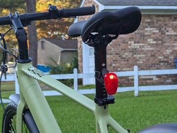 The rear reflector works perfectly. Batteries are included (Image Source: Stephen Pereyra / Notebookcheck)
