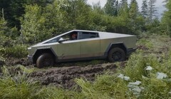 The Cybertruck impressed the loggers in many regards, but was ultimately dismissed for heavy-duty use because of its poor range. (Image source: Tucker Carlson)