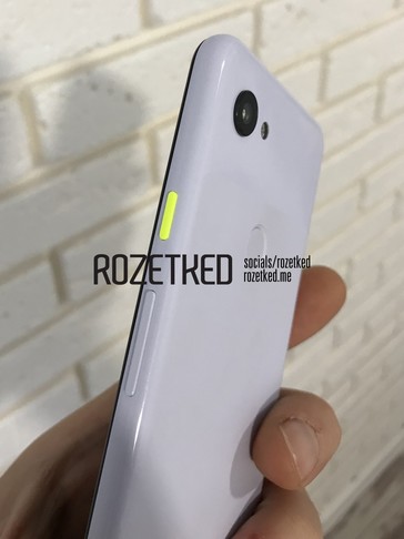 Brightly colored power button. (Source: Rozetked)