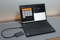 The ThinkPad P14s Gen 4 weighs 1.35 kg (2.97 lbs). (Source: Mario Petzold for Notebookcheck)