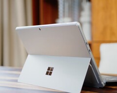 The Microsoft Surface Pro 9 has reached its lowest price point so far on Amazon (Image: Notebookcheck)