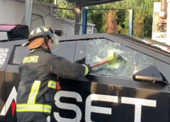 The first crack on the Tesla Cybertruck window formed after 3 light-to-moderate strikes with the emergency axe. (Image source: @OwenSparks_)