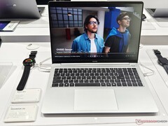 The Tecno Megabook S16 weighs 2.9 lbs, which is pretty light for a 16-inch notebook (Image source: Alexander Fagot, Notebookcheck)