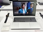 The Tecno Megabook S16 weighs 2.9 lbs, which is pretty light for a 16-inch notebook (Image source: Alexander Fagot, Notebookcheck)