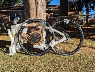 The frame and front tire have cable ties and padding. Notice the left crank arm inside the front tire spokes. (Image Source: Stephen Pereyra / Notebookcheck)