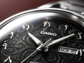 Close-up of the Casio MTP-E735AR’s black dial, featuring an intricate arabesque pattern, raised Eastern Arabic numerals, polished silver-tone hands, and a day-date display at 3 o’clock.