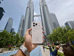 The Honor 600 Pro in golden white colorway