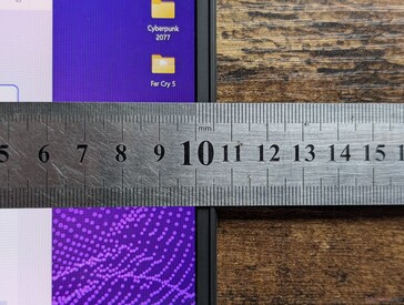 Very narrow side bezels