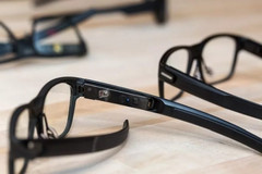 The Vaunt smart glasses could deliver simple messages or display route directions. (Source: Liliputing)