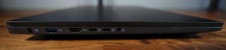 Right side: Webcam on/off switch, 2x USB 3.2 Gen 1 (USB-A), Kensington lock