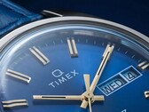 Close-up of the Timex Q 1976 Day and Date’s blue fumé dial.