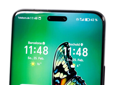 Hands-on picture of the front camera cutout (Image source: Notebookcheck)