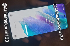 The Galaxy S21 FE in one of @Abhisheksoni130's hands-on photos. (Image source: @Abhisheksoni130)