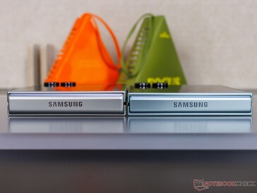 Galaxy Z Flip 7 FE (L) and Flip 7 (R) side by side ((image source: Notebookcheck)