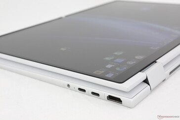 Convertible model consists of aluminum while the clamshell version uses magnesium