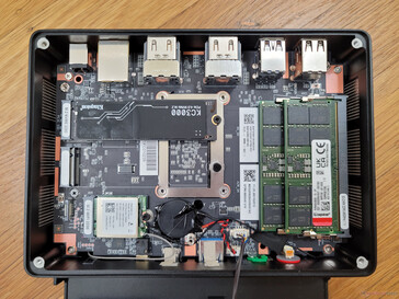 Removing the fan and SSD heat sink exposes the 2x DDR5 SODIMM slots, 2x M.2 2280 storage slots, BIOS battery, and removable M.2 WLAN module