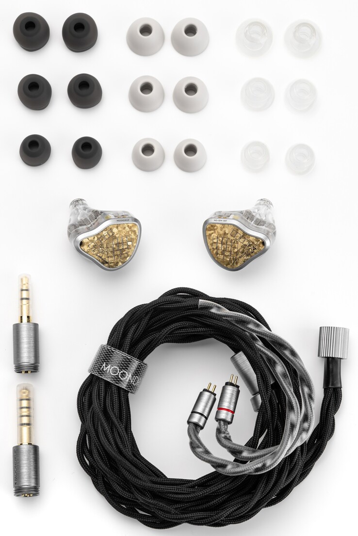 The Armature Art 24 earphones come with silicone, UC, and ATF (sponge and silicone) ear tips in three sizes, and a cable with 19 cores of single crystal copper and 19 cores of pure silver.