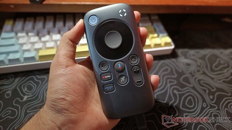 It's comfortable to hold the Pocket TV, but it can get hot after a while (Image source: Notebookcheck)