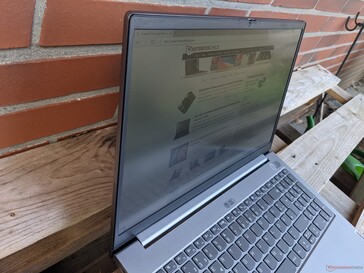 Using the Lenovo ThinBook 15 Gen2 outdoors (in the shade on a sunny day)