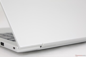 Matte silver finish hides fingerprints well