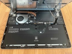 Surface Laptop 13 (2025, Snapdragon model): Internals. Image source: Andreas Osthoff - Notebookcheck