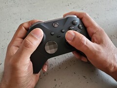 The Xbox Elite Series 2 Controller feels great in the hand. (Source: Notebookcheck)