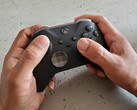 The Xbox Elite Series 2 Controller feels great in the hand. (Source: Notebookcheck)