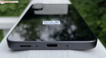 Bottom: speaker, microphones, USB-C 2.0 (image source: Manuel Masiero)