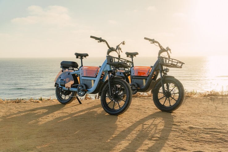 The Segway Muxi Pro in Reef Blue (L) and Anthracite (R).