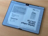 E Ink demos its foldable e-reader prototype. (Image: GoodEReader)