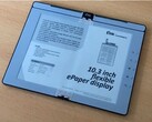 E Ink demos its foldable e-reader prototype. (Image: GoodEReader)