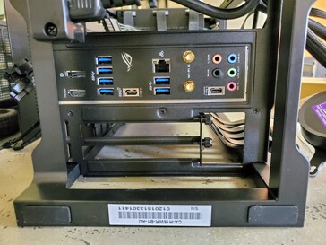 The I/O ports face downwards to the bottom of the case. (Image: Notebookcheck)